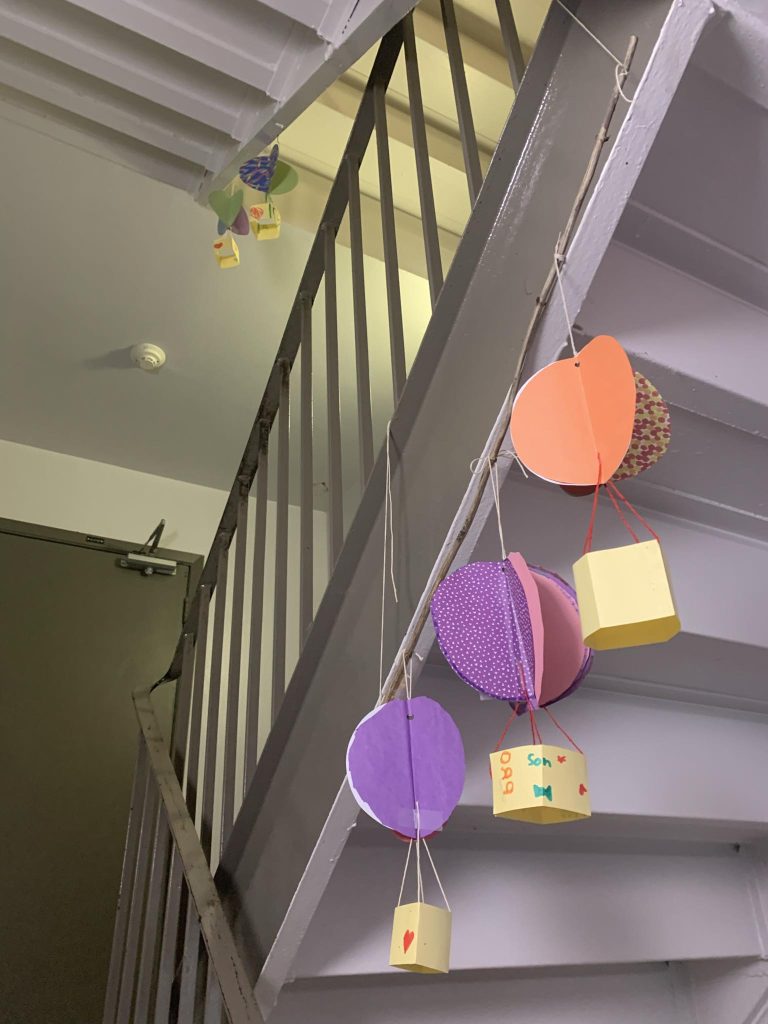 Mongolfières en papier accrochées à des escaliers