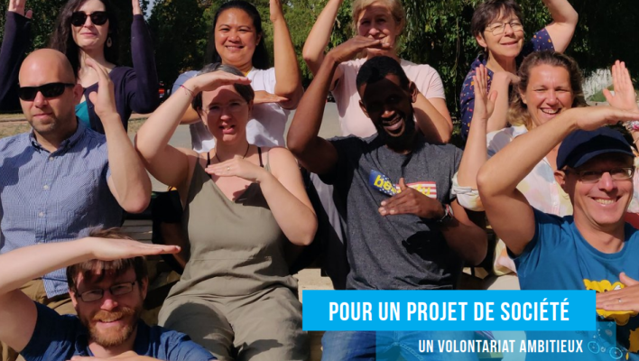 Une douzaine de personnes assisent en rang. Elles encadrent leur visage avec leur bras. Ce sont des volontaires permanents d'ATD