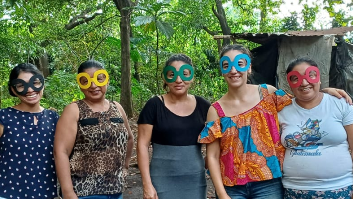cinq femmes portant des lunettes de couleur au Guatemala
