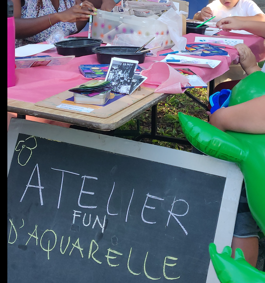 La table de l'atelier d'aquarelle avec son affiche