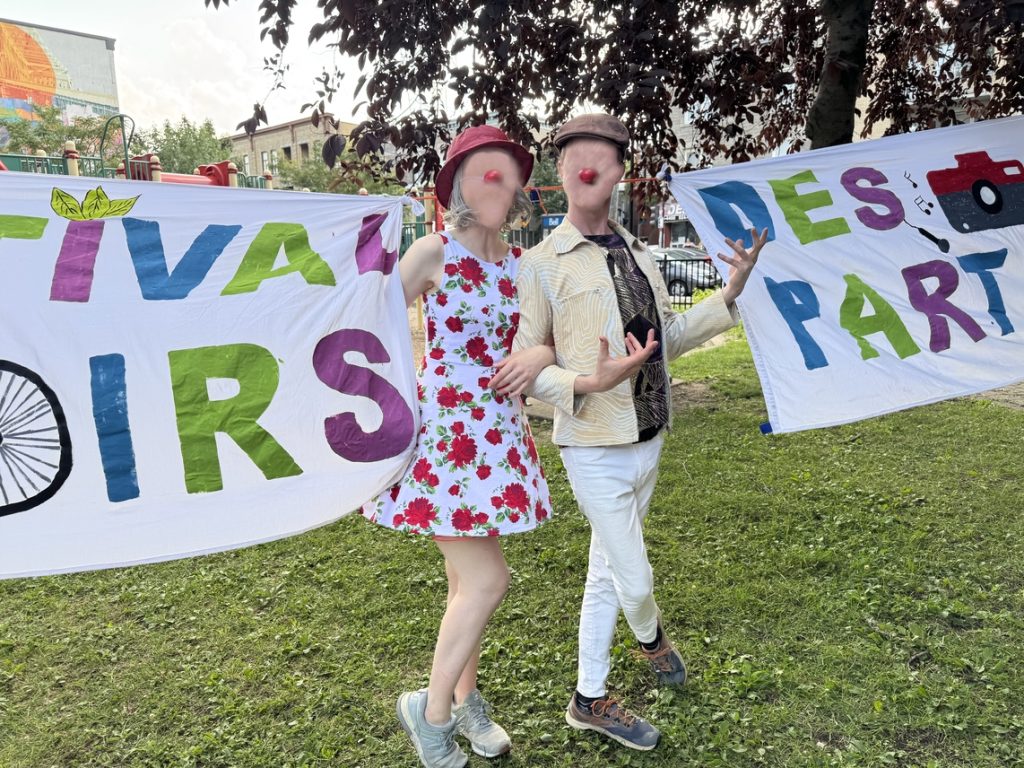Deux clowns devant la banderole du festival