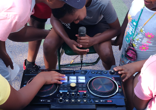 Des jeunes qui sont autour du système DJ