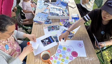 La table de l'atelier de scrapbooking