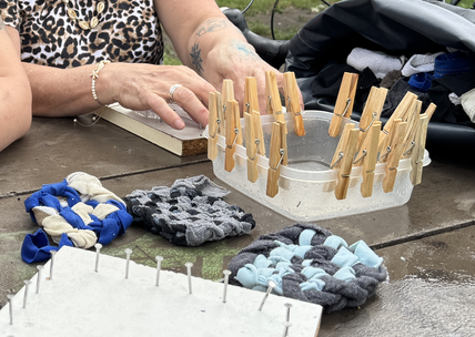 Une dame qui fabriquent des éponges tawashi