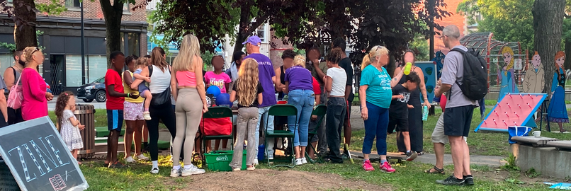 Beaucoup de personnes rassemblées autour de la table de tirage